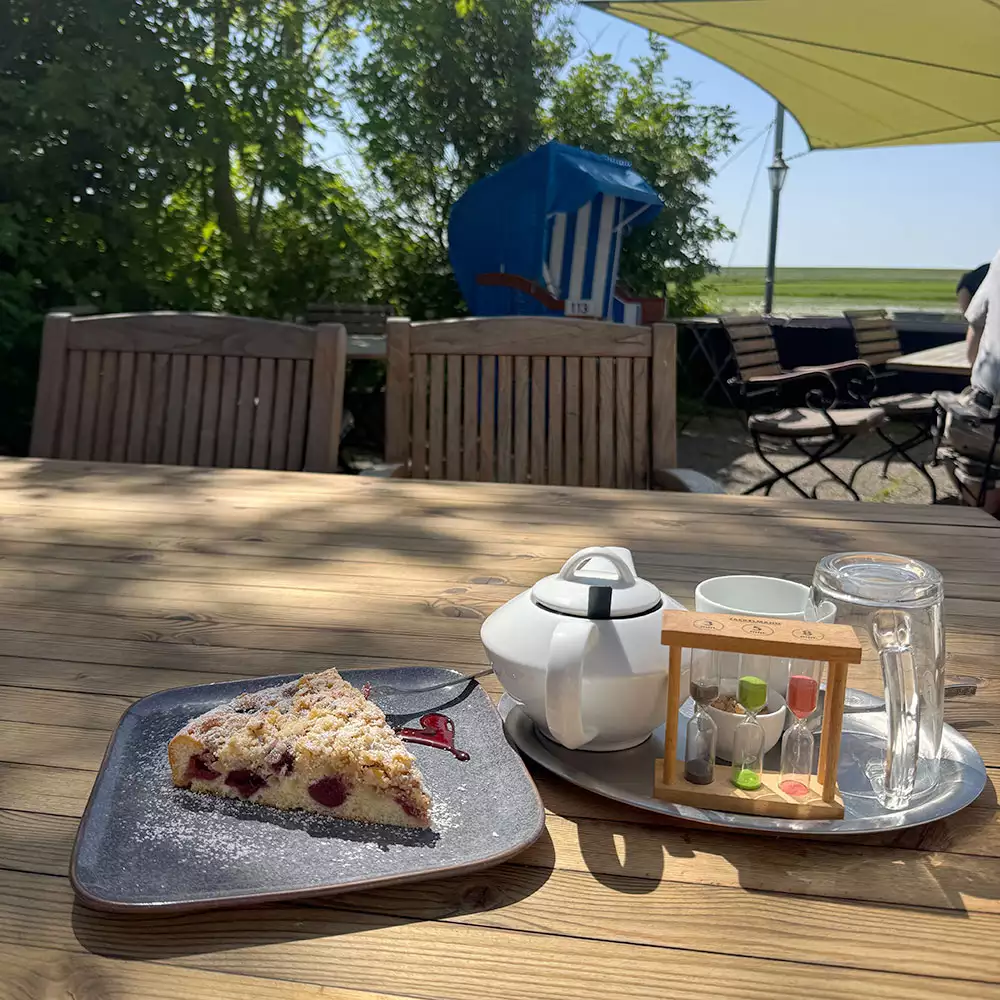 Lecker Kaffee und Kuchen in einem der Cafés auf der Insel