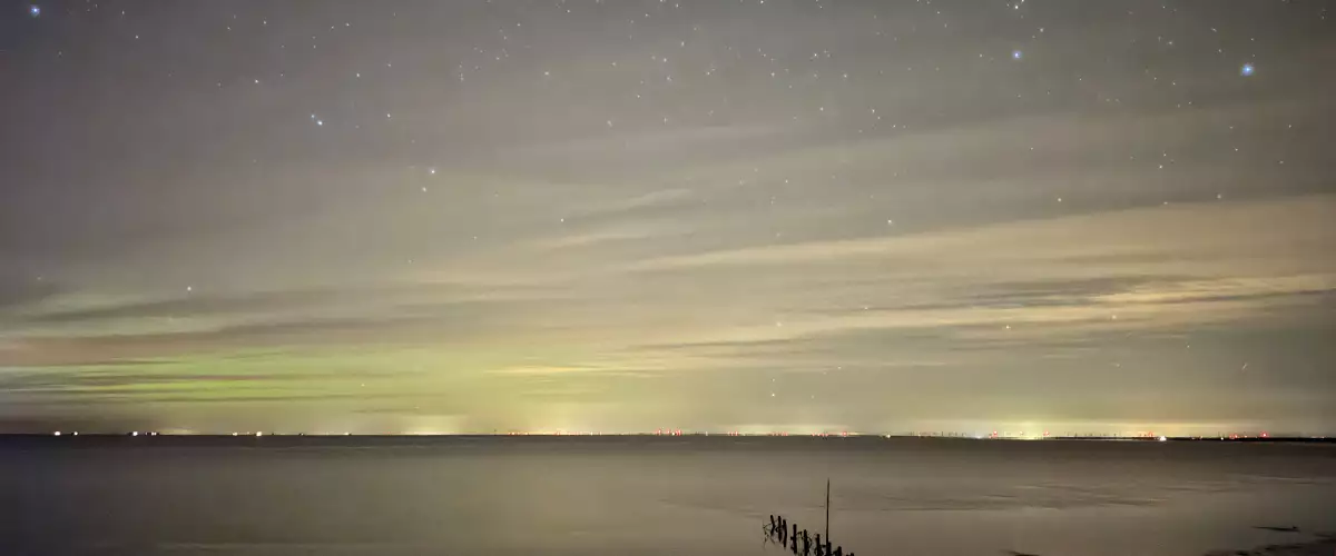 Freier Blick über die Nordsee mit Sternenhimmel in Richtung Festland