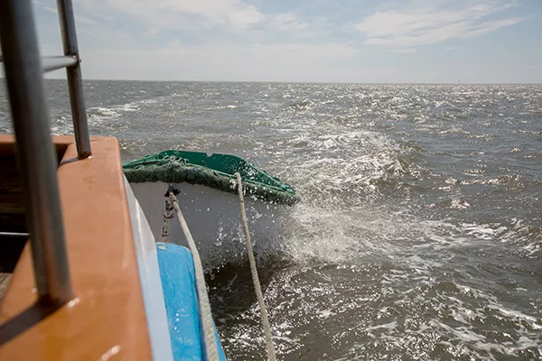 Ausflugsschiff mit Beiboot auf der Nordsee vor Pellworm
