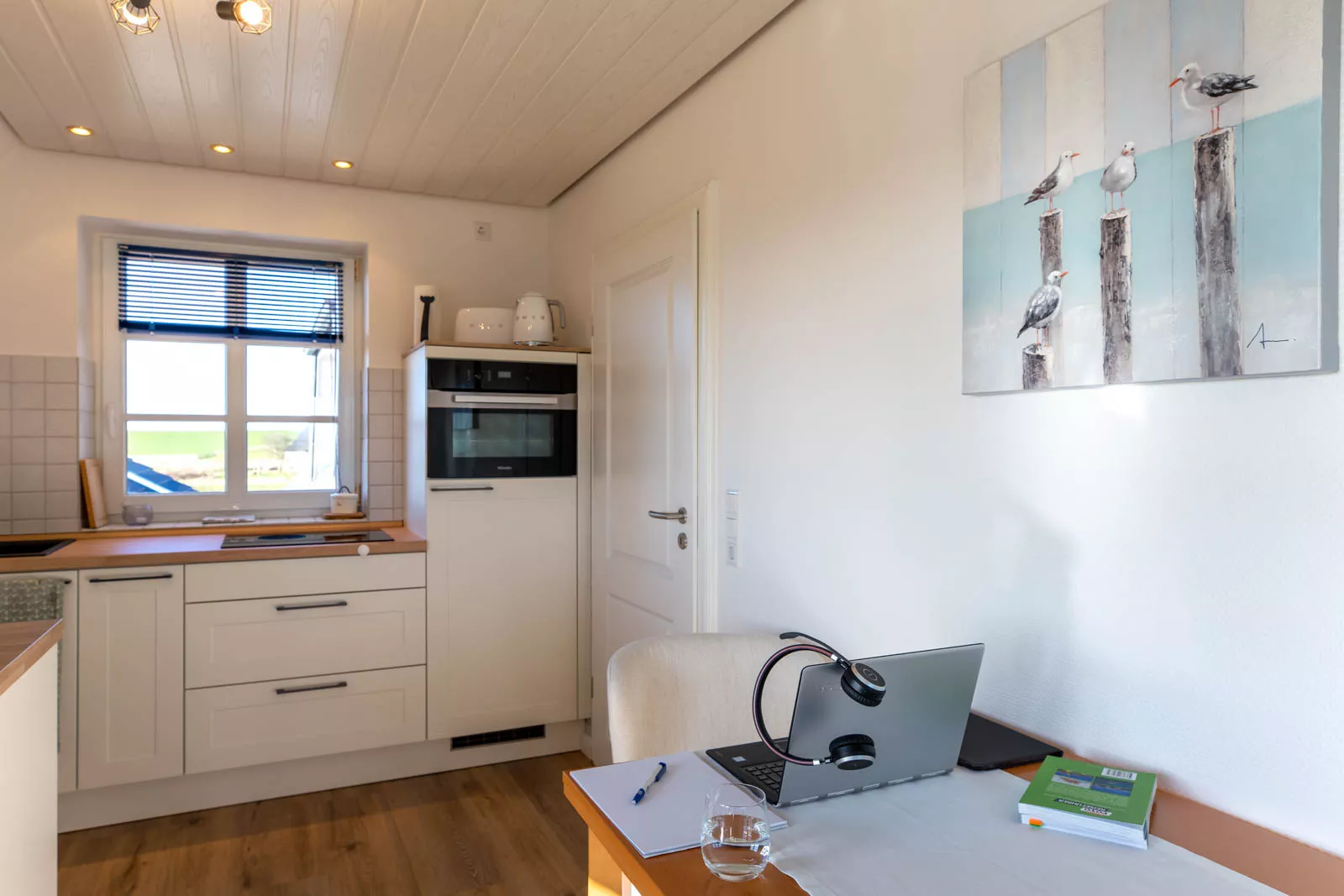 Essplatz mit Notebook und WLAN-Arbeitsplatz in der Ferienwohnung auf Pellworm