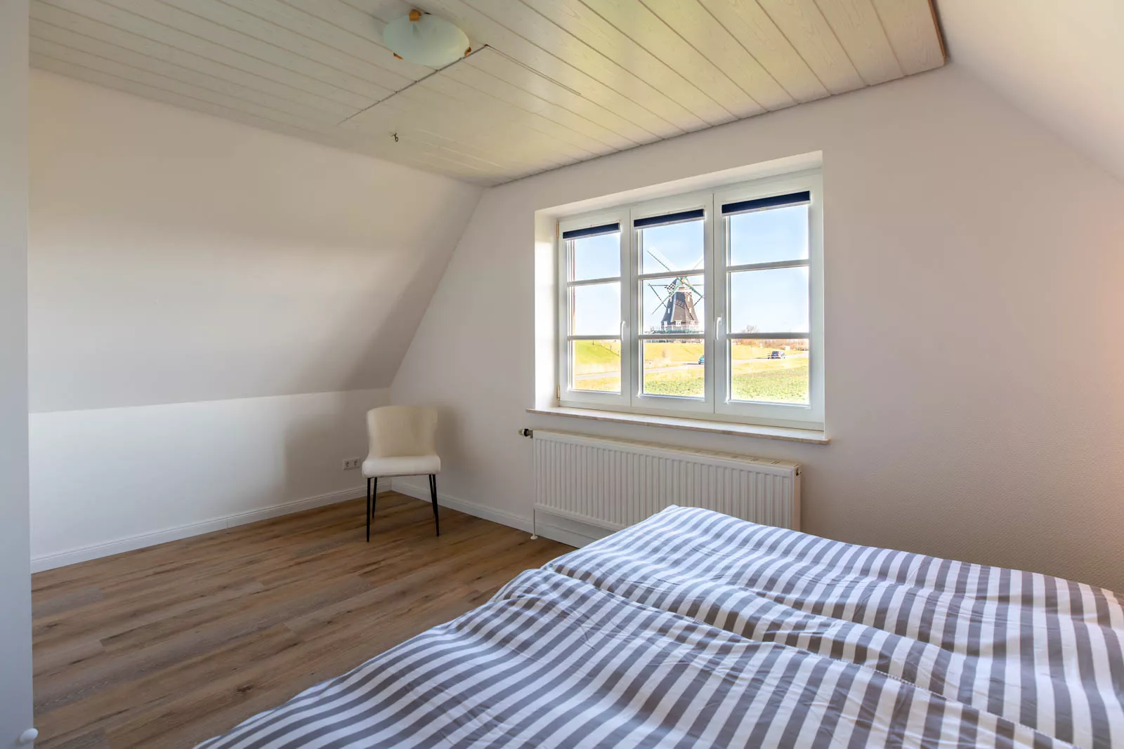 Schlafzimmer mit Blick auf Deich und Nordermühle auf Pellworm