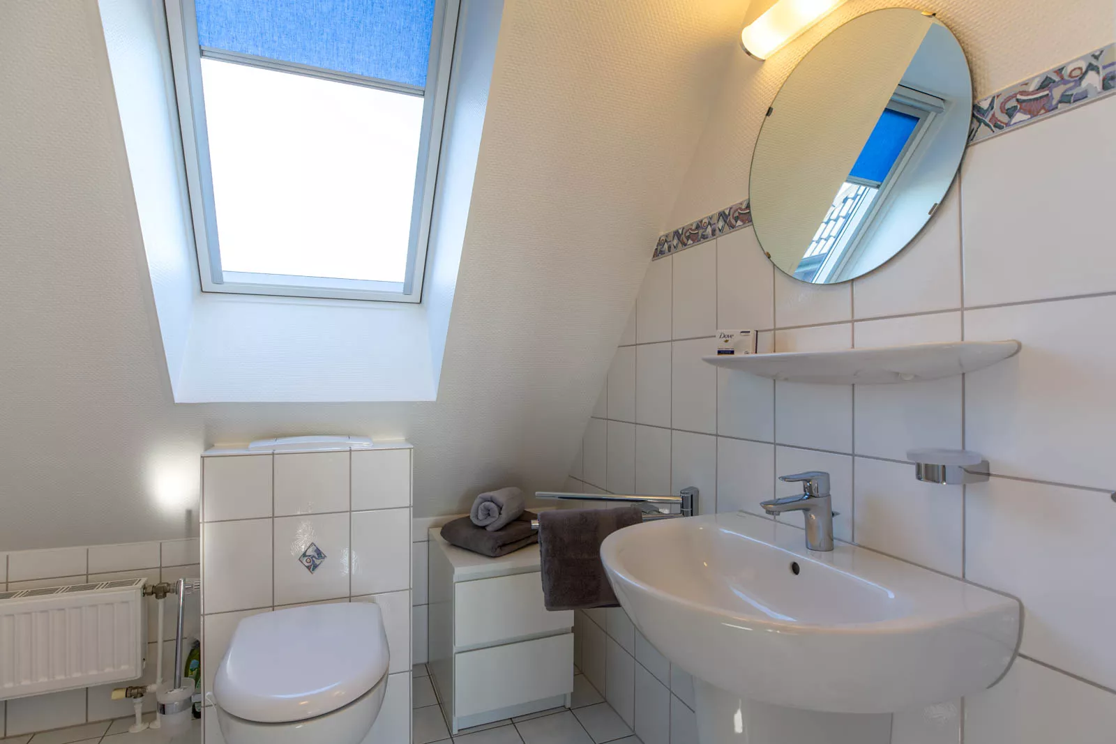 Modernes Badezimmer mit Dusche und Waschbecken in der Ferienwohnung auf Pellworm