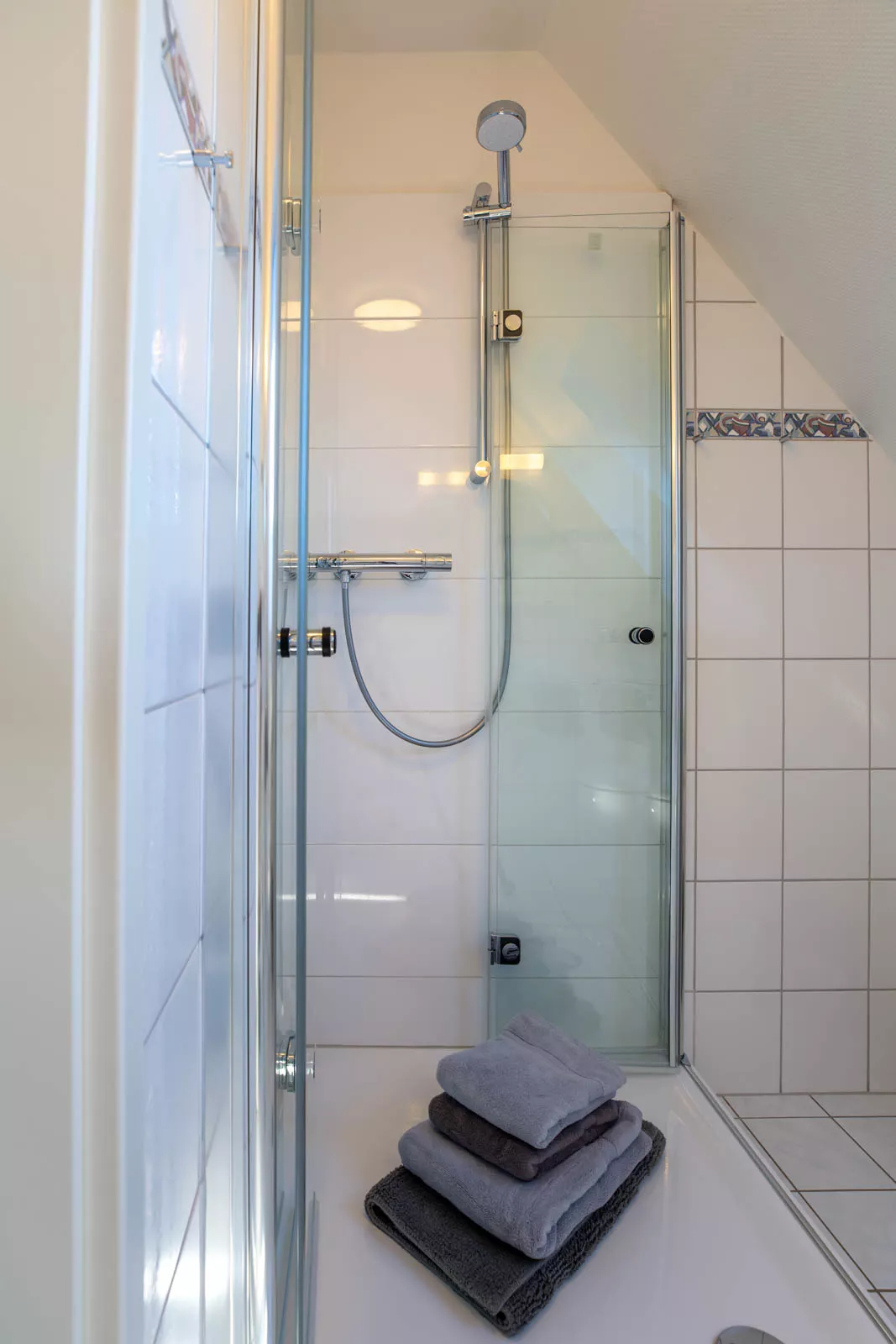 Das moderne Badezimmer bietet Komfort und ausreichend Platz für entspannte Urlaubstage.