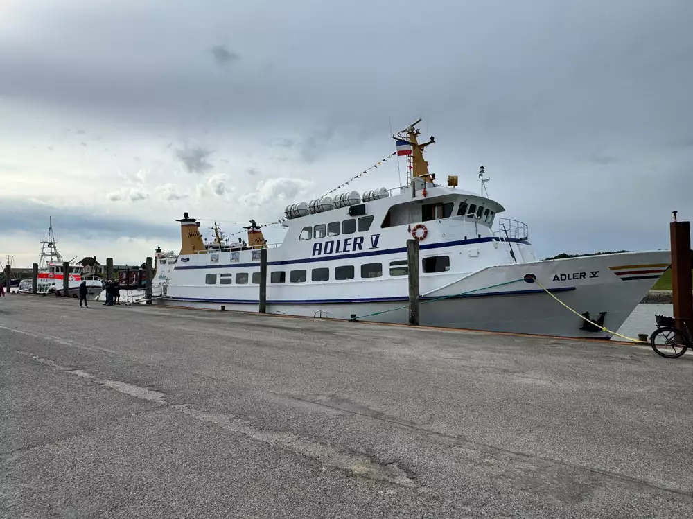 Ausflugsschiff im Wattenmeer vor Pellworm während eines Schiffsausflugs zu den Halligen