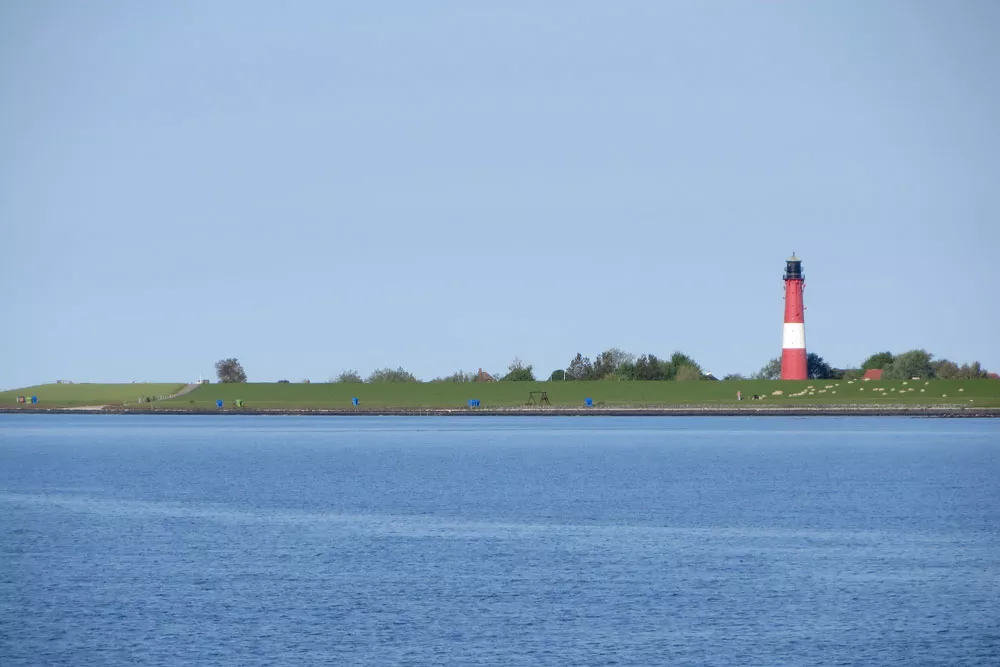 Pellwormer Leuchtturm und Leuchtturmstrand mit Blick auf die Nordseeinsel Pellworm