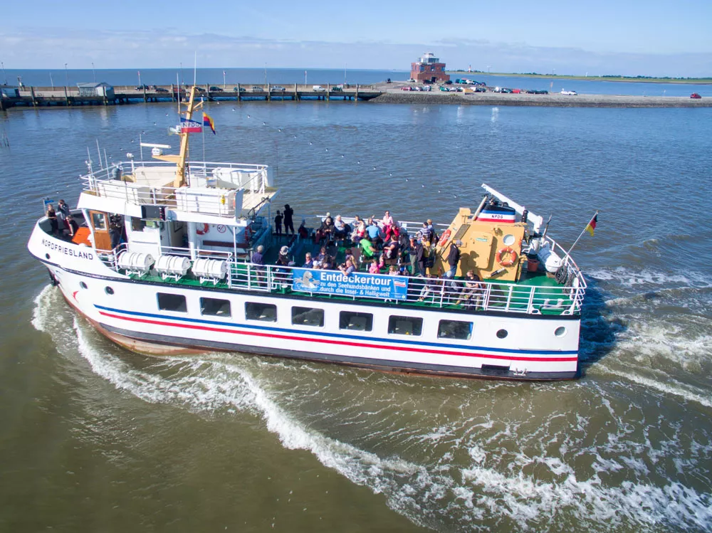 Ausflugsschiff im Wattenmeer vor Pellworm während eines Schiffsausflugs zu den Halligen